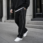 Mannequin portant le pantalon rayé Voxa - look streetwear