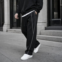 Mannequin portant le pantalon rayé Voxa - look streetwear