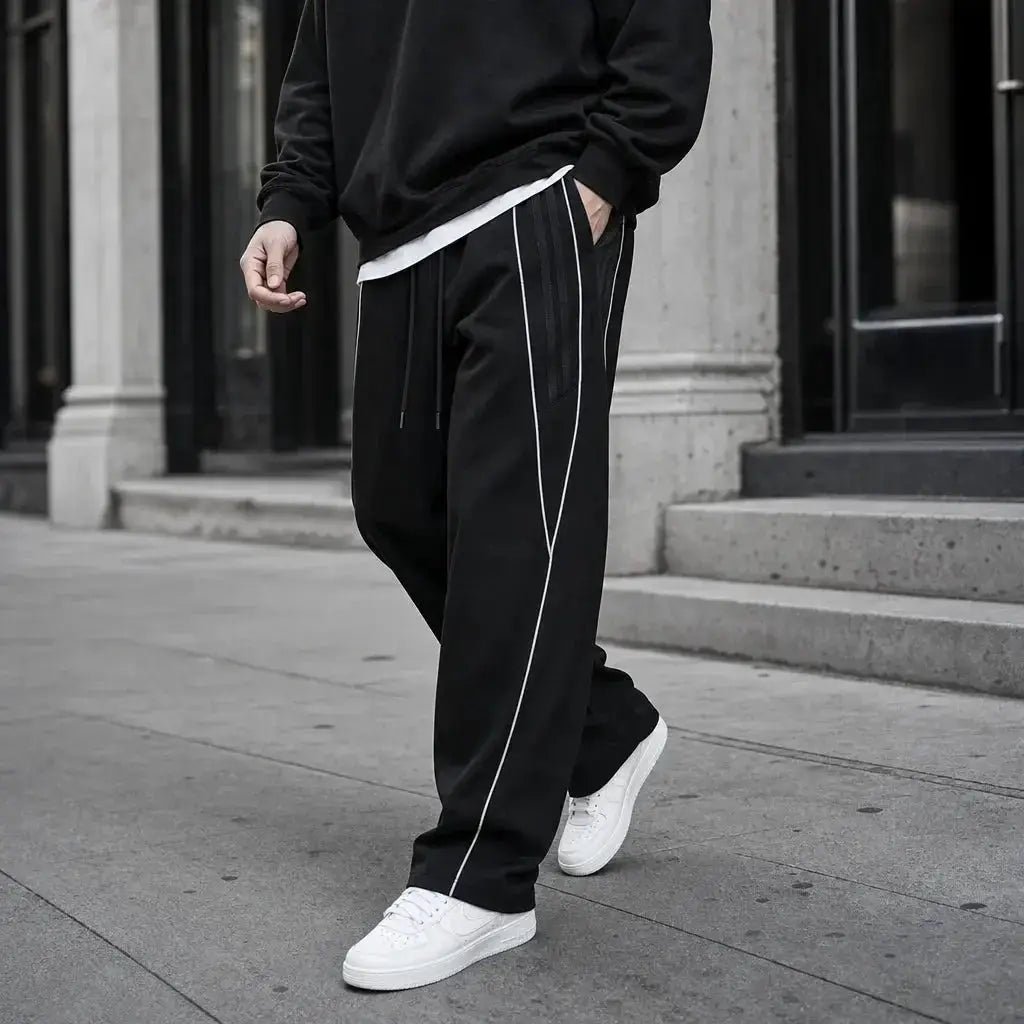 Mannequin portant le pantalon rayé Voxa - look streetwear