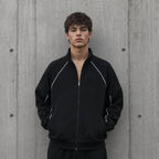 Mannequin portant la veste zippée rayée Voxa - look streetwear