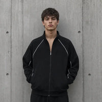Mannequin portant la veste zippée rayée Voxa - look streetwear