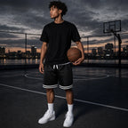 Mannequin portant le short de basket rayé Voxa - look sportswear