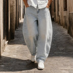 Mannequin portant le jean barrel-leg vintage Voxa - look streetwear